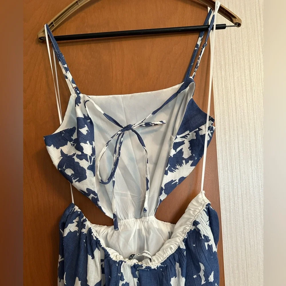 Blue Floral Dress w Open Back Detail - Abercrombie - Picture 3 of 4